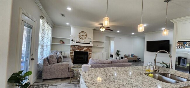 Building Photo - 1001 W Ashmore Landing Loop