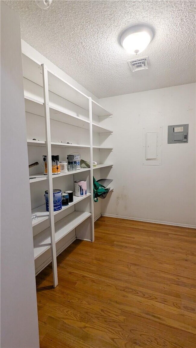 Building Photo - ***LABOR DAY SPECIAL! $600 OFF FIRST FULL ...