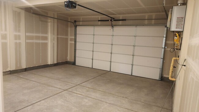 Building Photo - BRAND NEW 4 BEDROOM