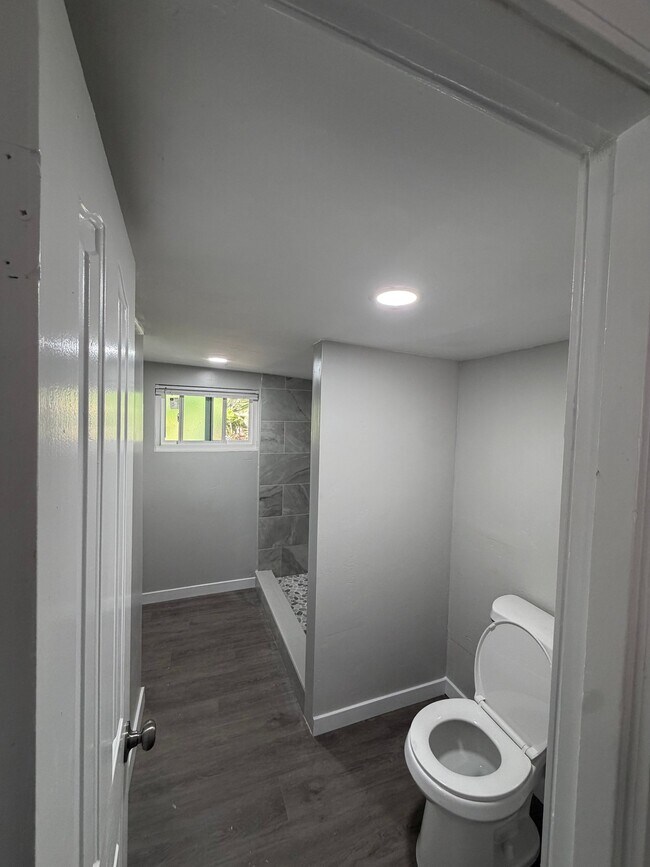 Building Photo - 2420 Ridgeway Dr