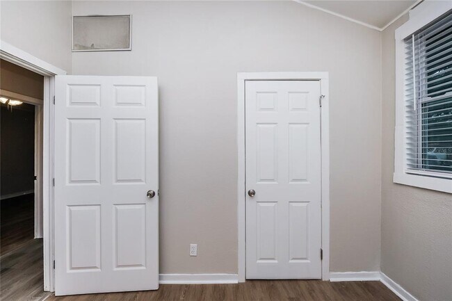 Building Photo - 4007 E Osborne Ave