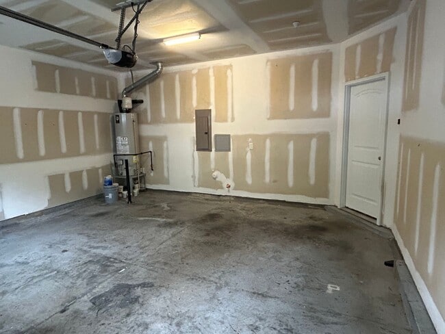 Building Photo - End Unit 3 Bed | 2.5 Bath Townhouse in Cha...