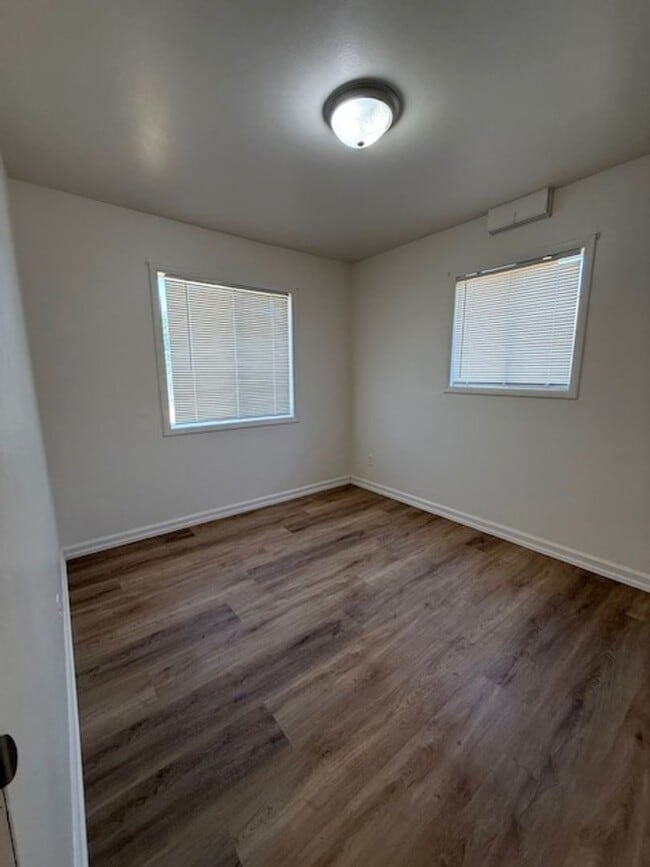Building Photo - 3 bedroom 1 bath home with 1 car garage an...