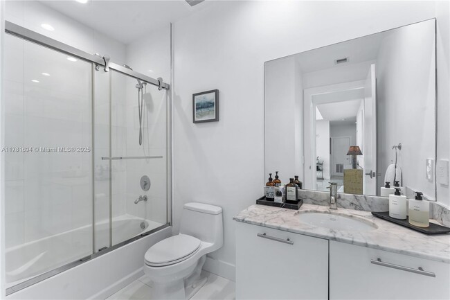Building Photo - 950 Brickell Bay Dr