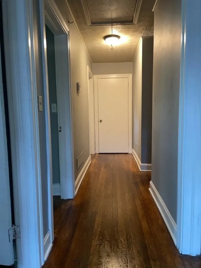 Building Photo - 3 Bedroom 2 Bathroom