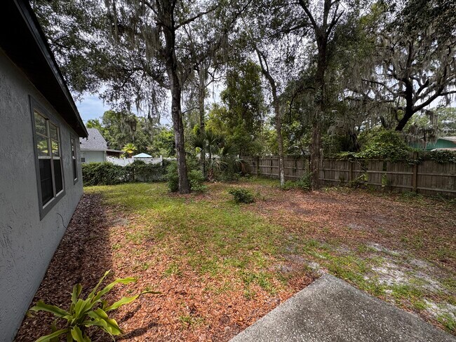 Building Photo - 1077 Shady Hollow Dr