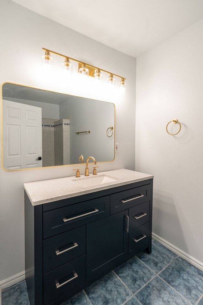 Building Photo - Large 5 Bedroom 4 bathroom Home