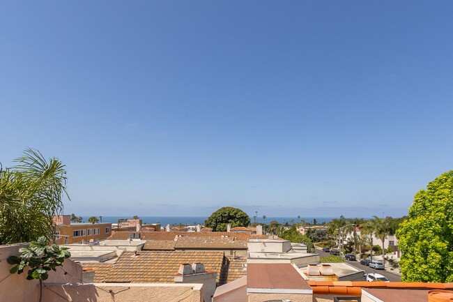 Building Photo - Modern Coastal 3 Bed/3 Bath Townhome w/ Rooftop Deck w/ Bay & Ocean Views in North Pacific Beach!