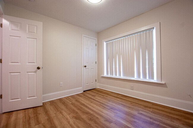 Building Photo - 3 Bedroom Duplex near downtown Omaha