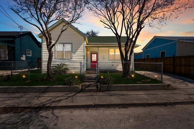Building Photo - 226 S Hackberry St
