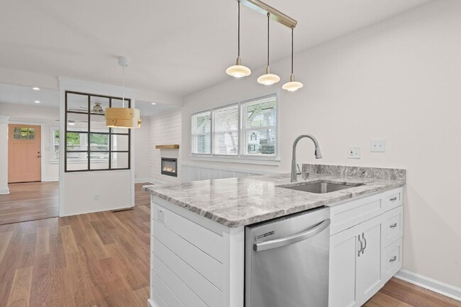 Building Photo - 441 Oak Dr