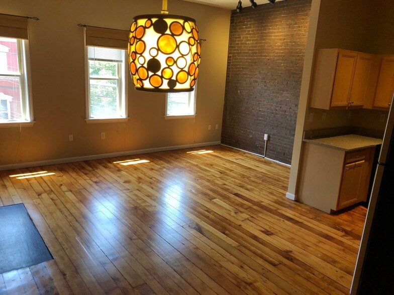 Living room - 2211 Sarah St