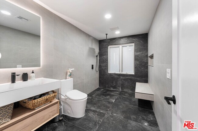 Building Photo - 3541 Multiview Dr