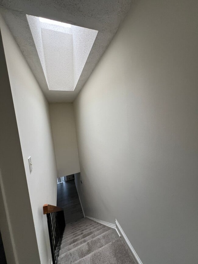 Building Photo - Large Townhouse in Virginia Beach with a Fenced Yard!