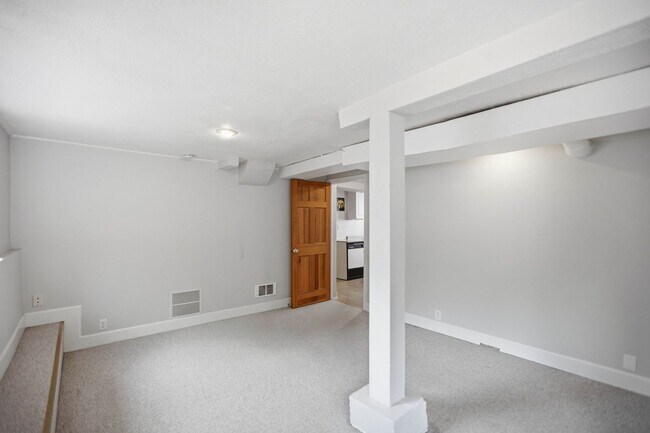Building Photo - Steps from Green Lake ,6 bed 3 bath home with 2 kitchens and 2 laundry rooms.
