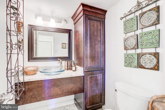 Building Photo - 307 Yoakum Pkwy