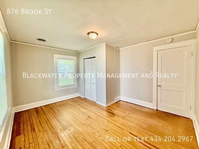Building Photo - 876 Brook St