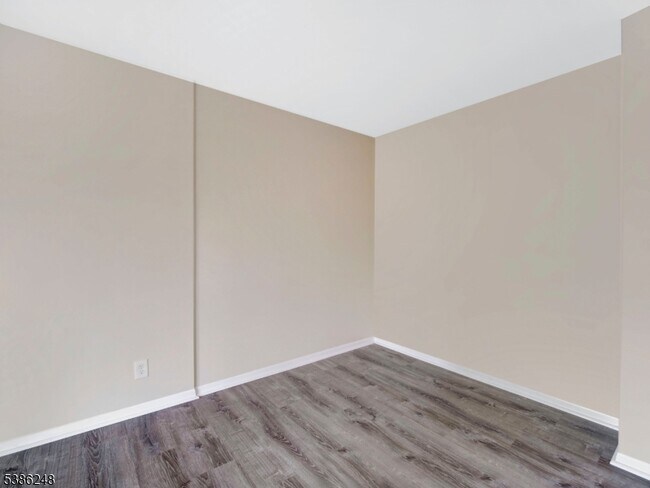 Building Photo - 850 Bloomfield Ave