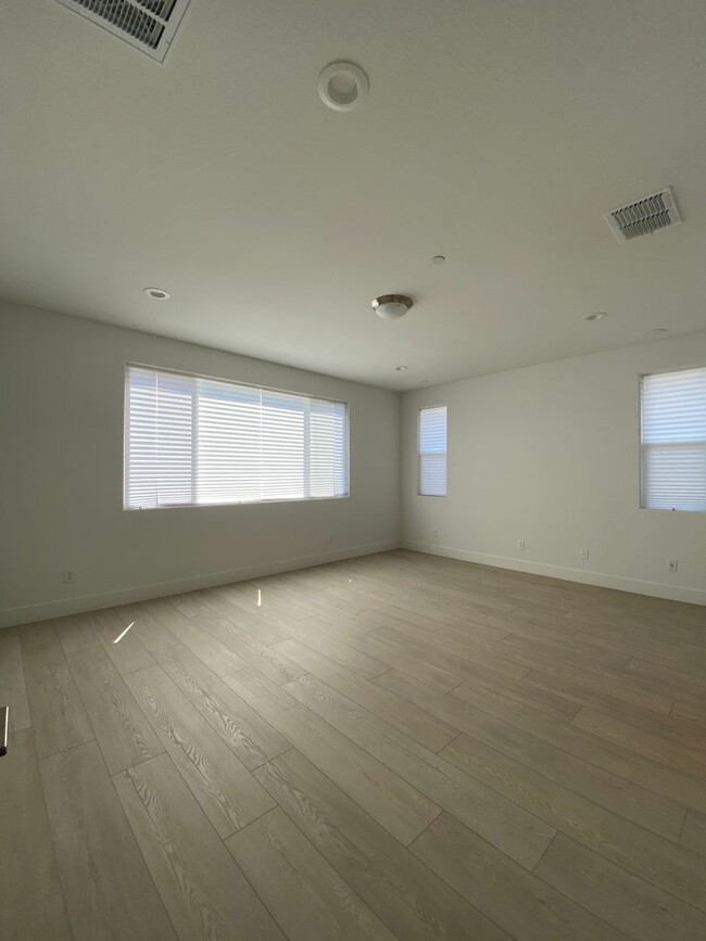 Building Photo - Stunning Like-New Home for Rent in Ellis C...