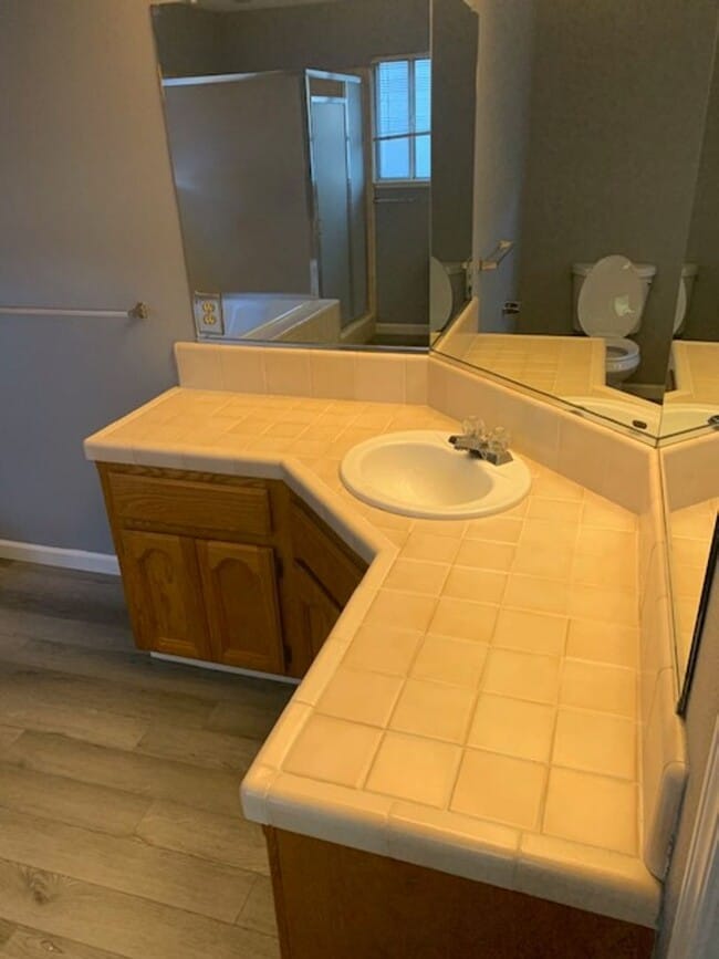 Building Photo - Beautiful 4 Bedroom 2 Bath Located in Nort...
