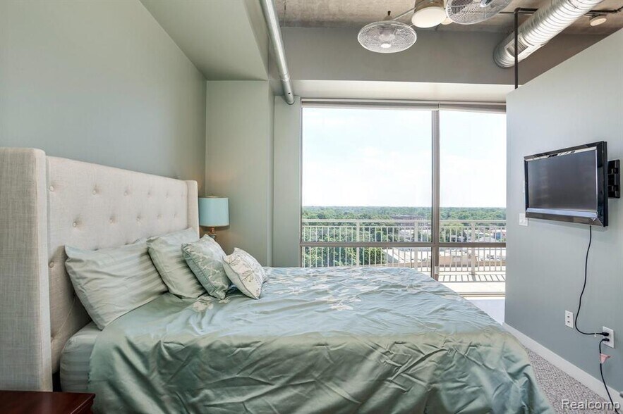 Building Photo - 350 N Main St