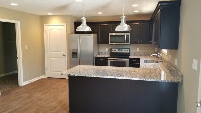 Building Photo - Spacious 3BR 2BA home with 2 car garage