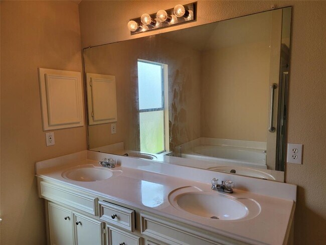 Building Photo - 2734 Troy Dr