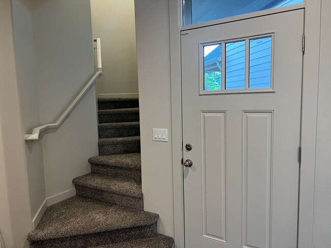 Building Photo - Beautiful Newer Built Home Central location!