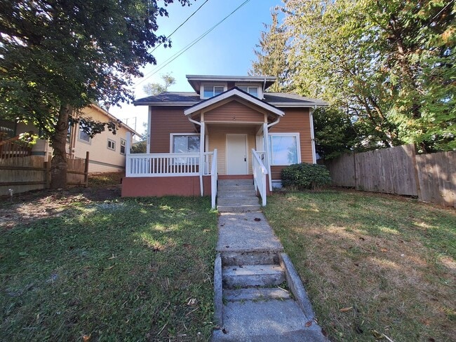 Primary Photo - 4 bed 1.5 bath home walking distance to Lo...