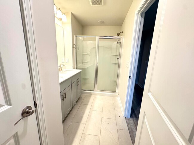 Building Photo - 3 Bedroom Townhome with Garage for Rent