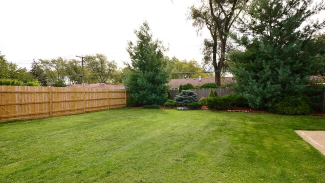 Building Photo - 407 Mors Ave