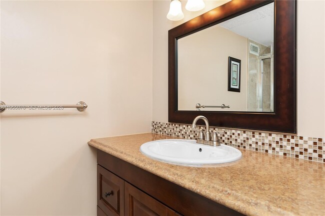 Building Photo - 301 NE 14th Ave