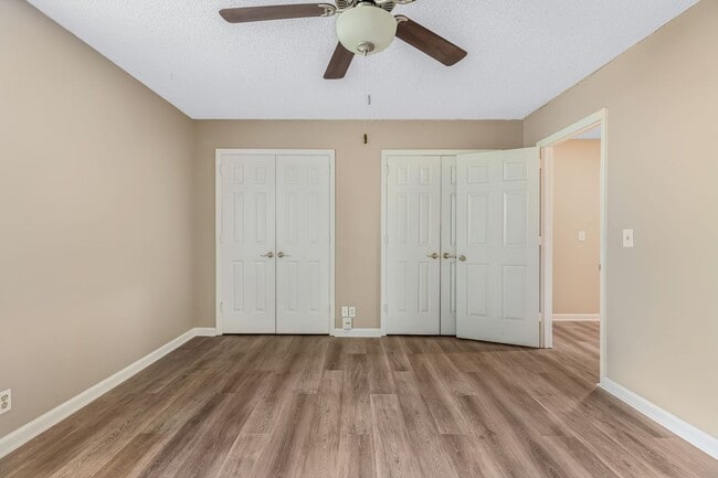 Building Photo - Convenient Brentwood Condo
