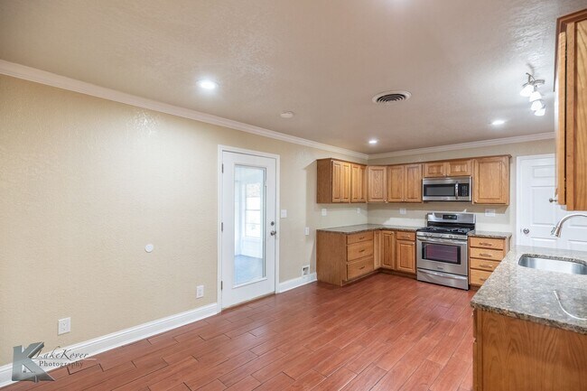 Building Photo - 3 bed, 1.5 bath, XL living room, XL garage...
