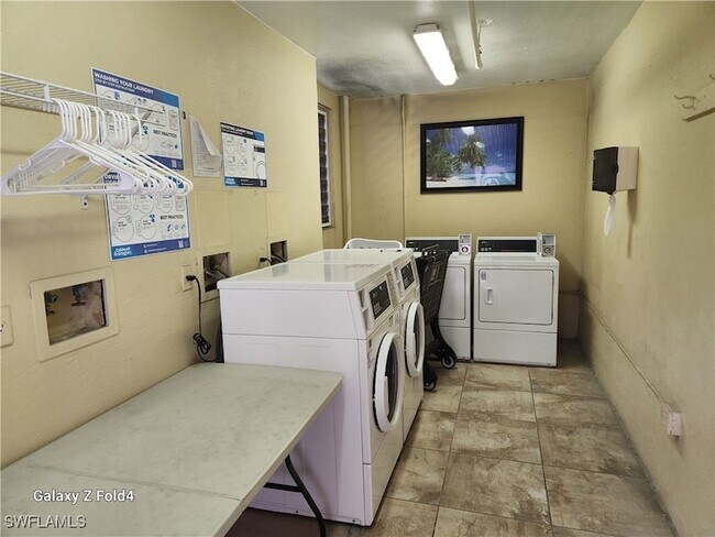 Building Photo - 805 River Point Dr