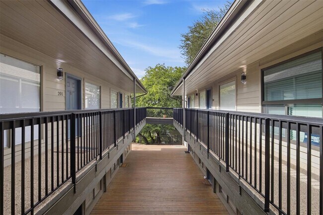 Building Photo - 908 Poplar St