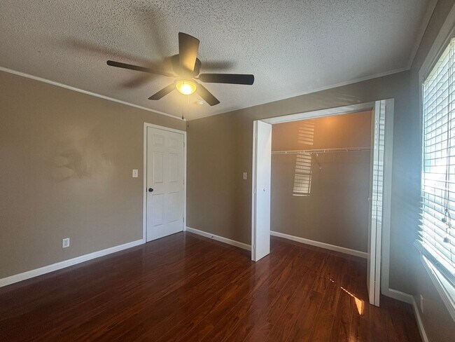 Building Photo - Charming 2 bedroom/1 Bath Home in Desirable Area $1350