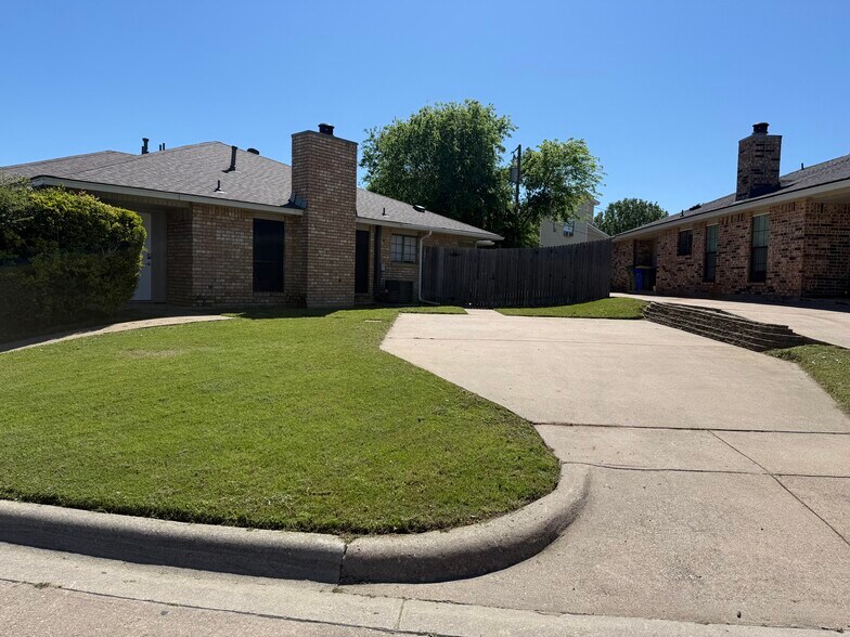 Building Photo - 204 Lanham Ct
