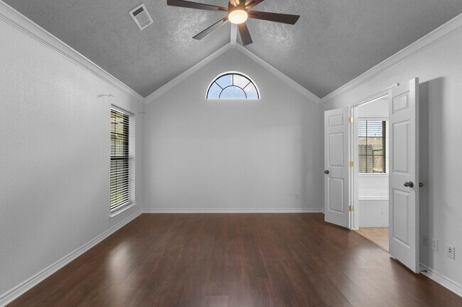 Building Photo - 405 Harbor Oaks Dr