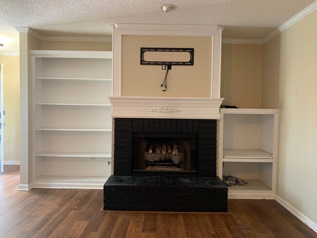 Building Photo - 1 Summer Ridge Ct