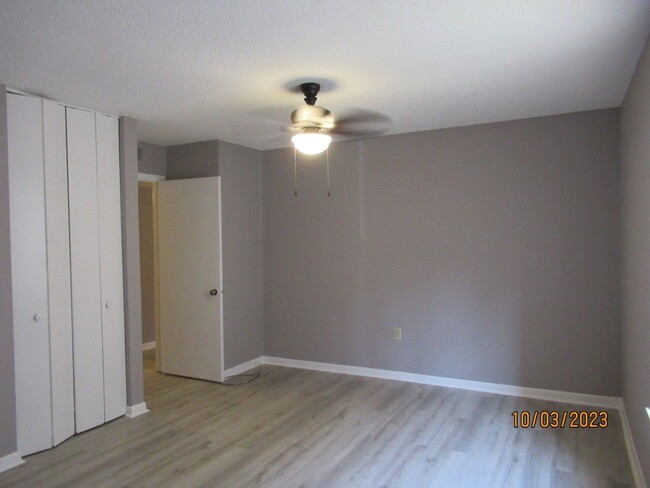 Building Photo - Willow Run- 2 bedroom/2 bath downstairs Ap...