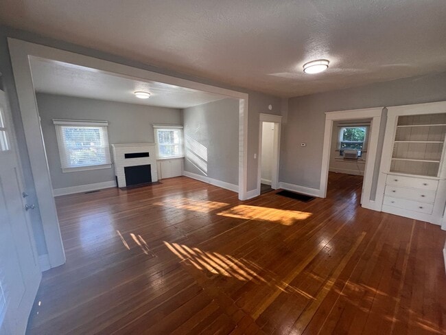Building Photo - 5BD/2BA Gorgeous Vintage Home