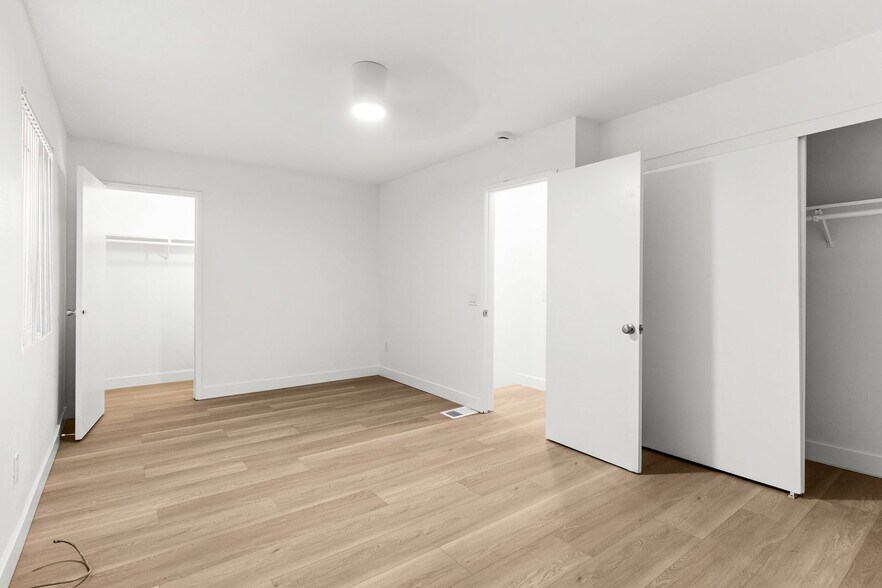 Building Photo - 994 El Camino Dr