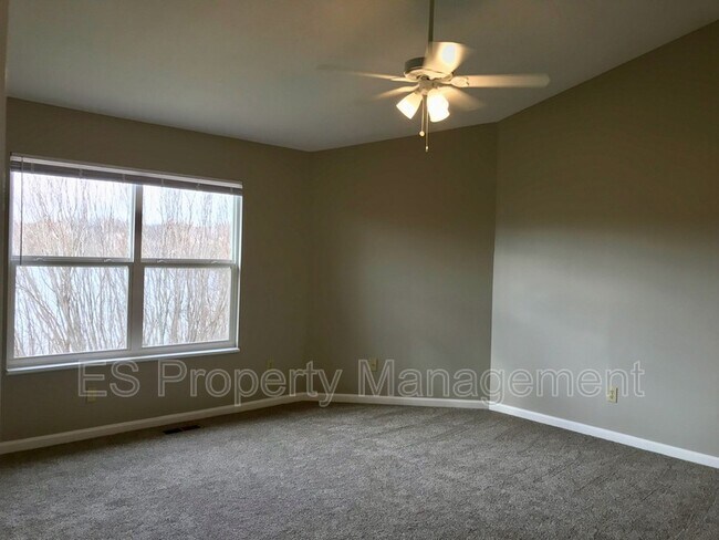 Building Photo - 5390 Lakeside Manor Dr