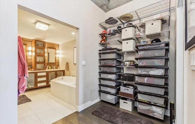 Building Photo - Downtown Loft Living at its Best