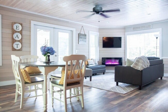 Building Photo - 251 Landwood Ln