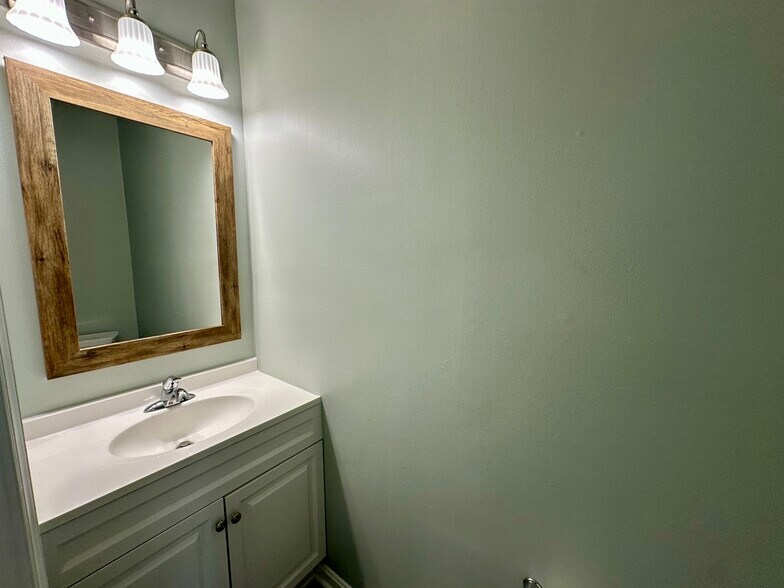 Building Photo - 6731 Sandpiper Ct