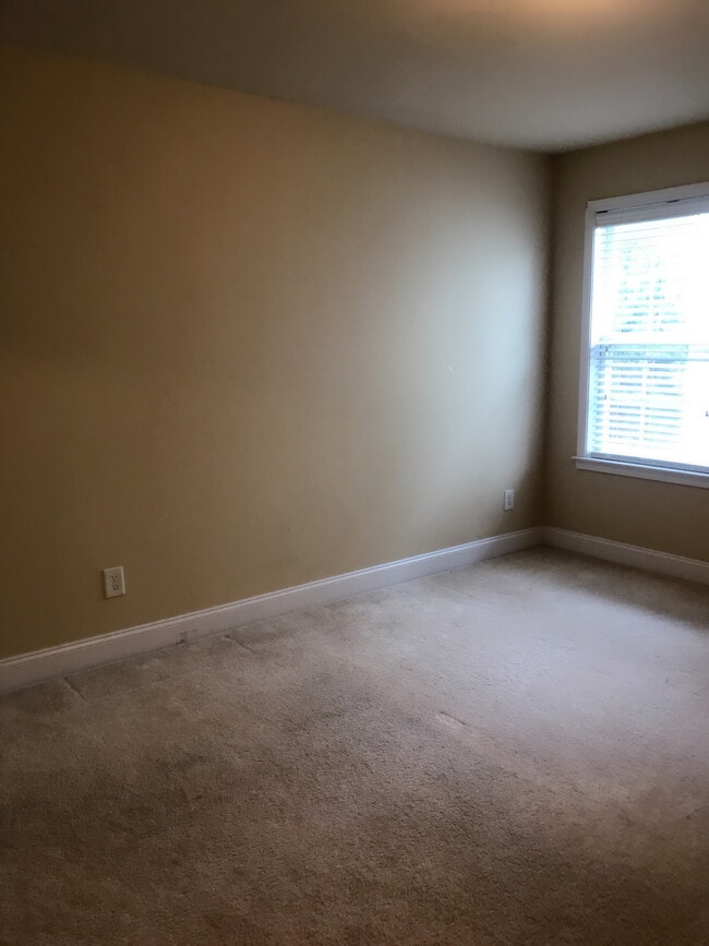 Building Photo - 535 Roland Manor Dr