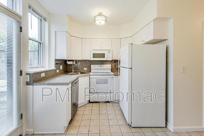 Building Photo - 1749 L St NE