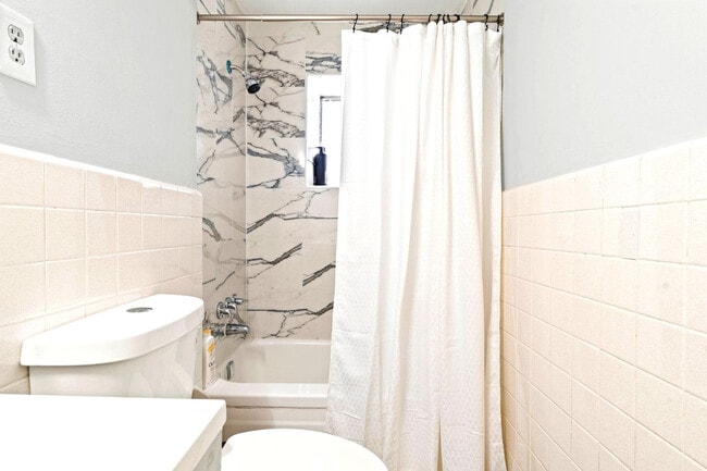 Building Photo - 128 Bainbridge St